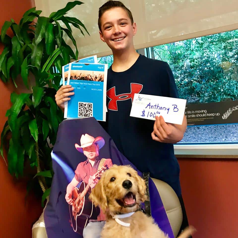 2018 Pet Photo Contest Anthony and dog Duke with prize